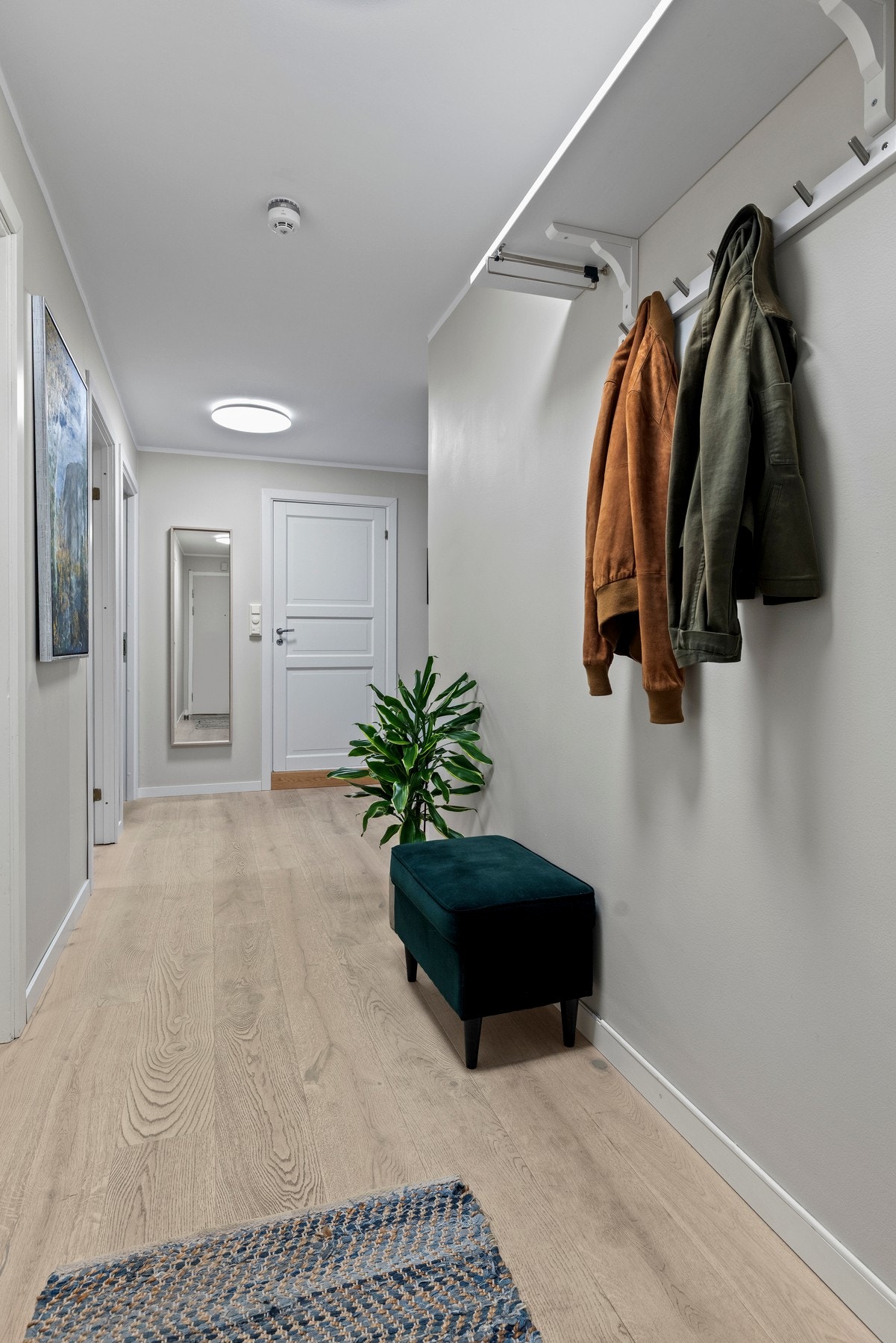 Rommet har lyse overflater, som bidrar til en luftig atmosfære og et godt førsteinntrykk Galleribilde