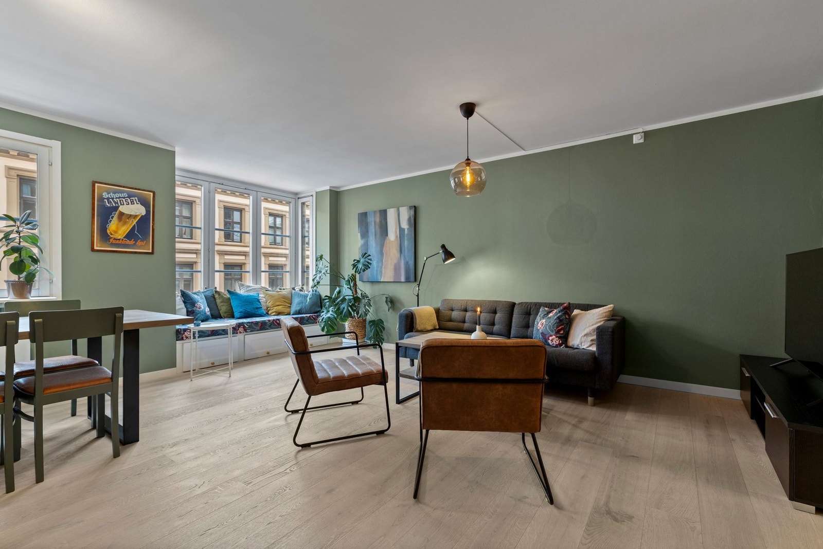 Stuen har en romhøyde på 2,38 meter og byr på gode muligheter for fleksibel møblering Galleribilde