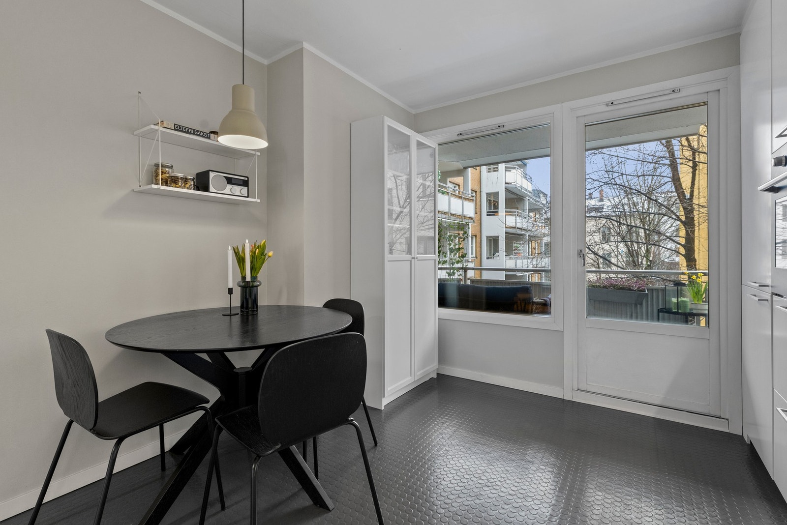 Rommet har plass til et spisebord og utgang til en sydvendt balkong Galleribilde