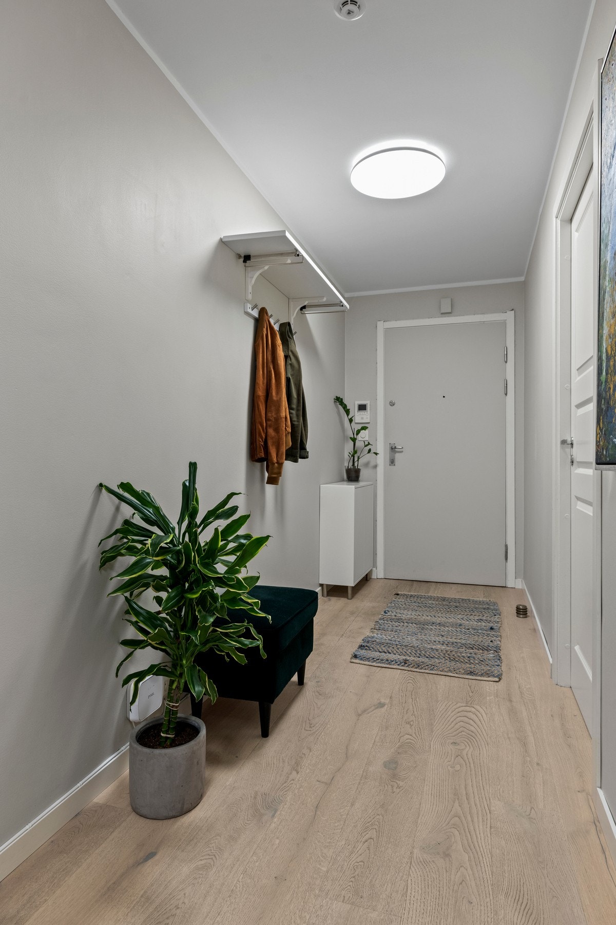 Inngangspartiet har en funksjonell størrelse som gir plass til oppbevaringsløsninger for yttertøy og sko Galleribilde