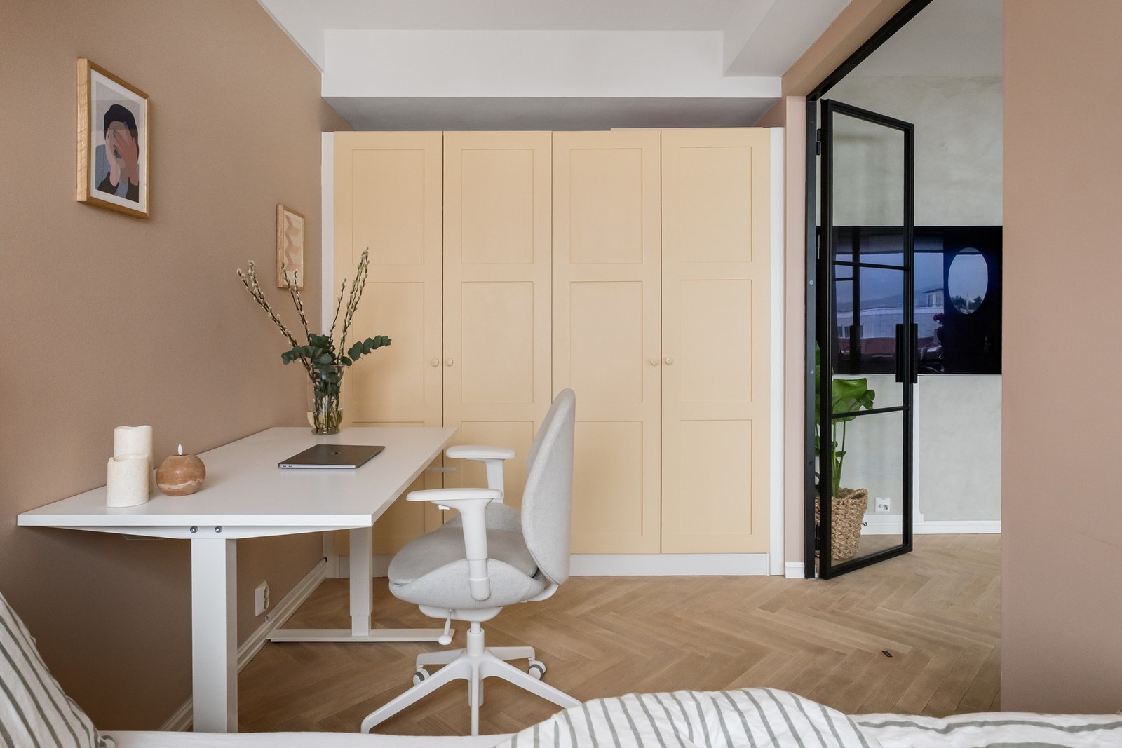 Det er montert et romslig garderobeskap på soverommet. Galleribilde