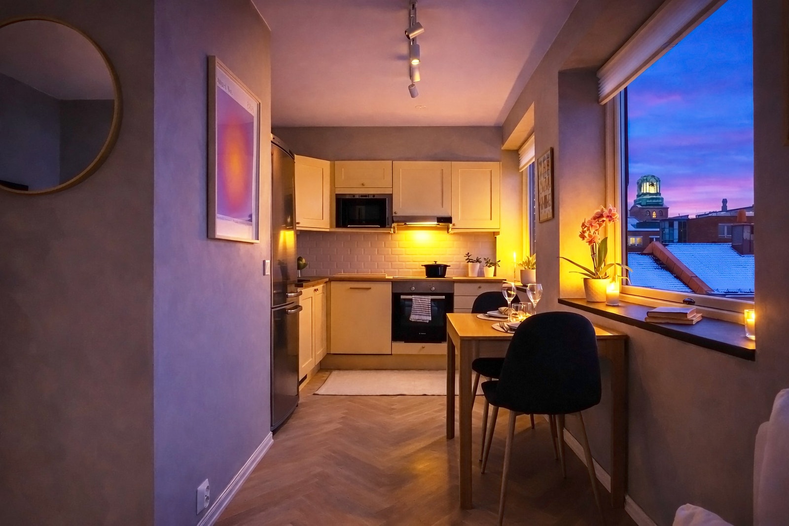 Om kvelden endrer boligen karakter i takt med skiftende lys og farger på himmelen. Galleribilde