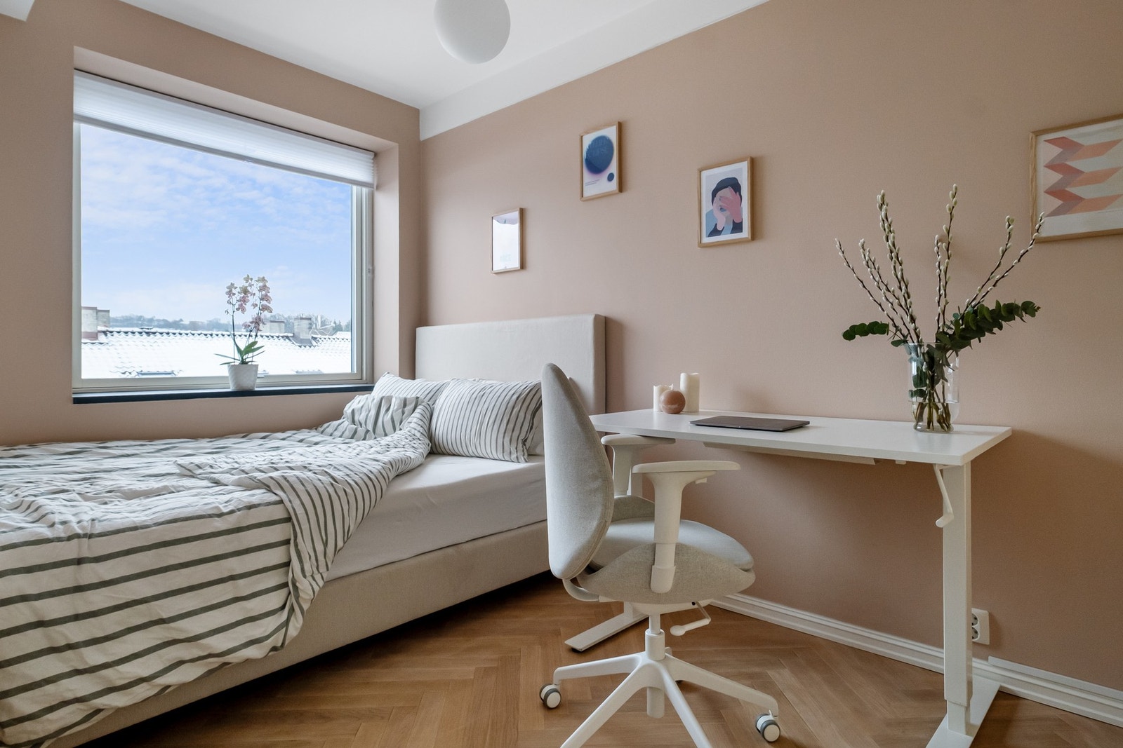 Soverommet har fin utsikt og minimalt med innsyn. Galleribilde