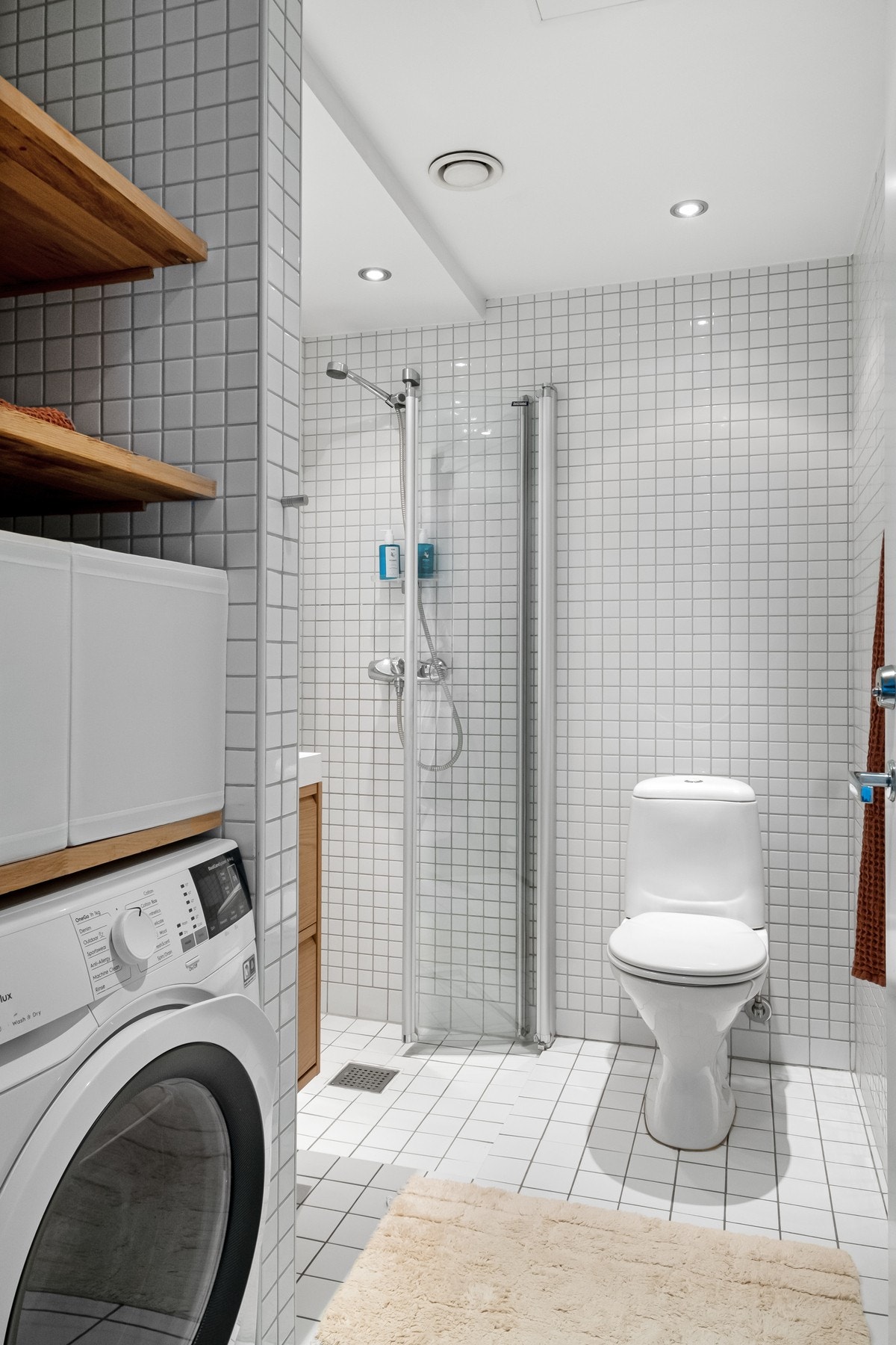 Baderommet har en praktisk utforming og innredning, og inneholder alt man trenger for en enkel hverdag. Galleribilde