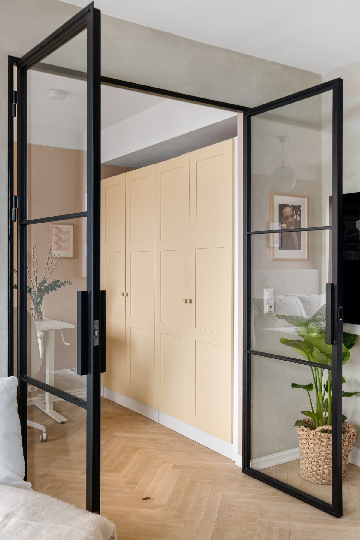 I 2023 ble den ene døren mellom stuen og soverommet blokket, og det ble montert doble smijernsdører. Galleribilde