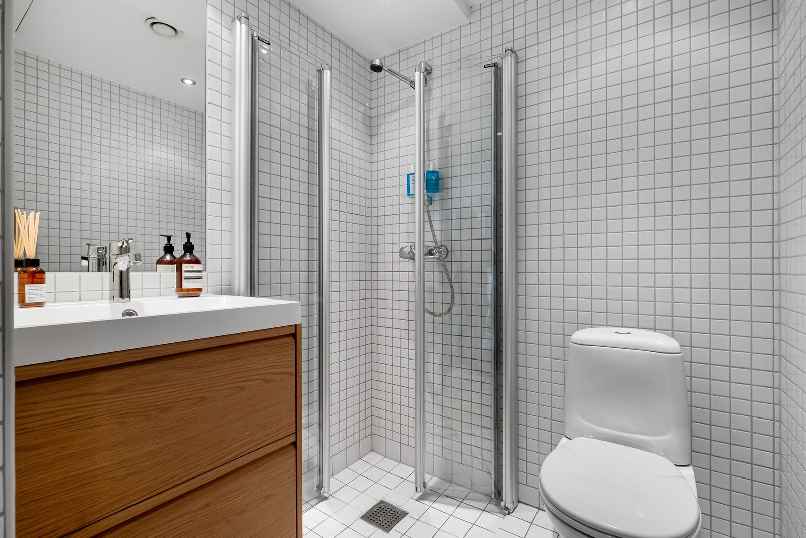 Dusjdørene kan foldes inn når dusjen ikke er i bruk. Galleribilde