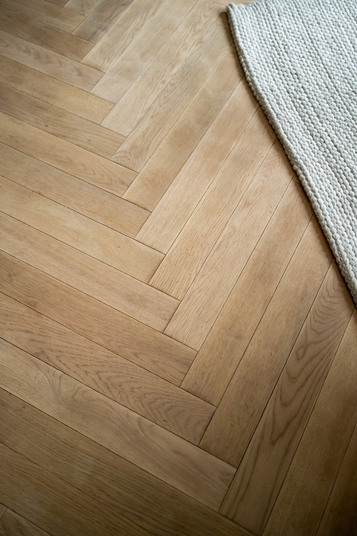 Den lekre fiskebensparketten ble lagt i 2023. Det er gulvvarme i stue, kjøkken og soverom. Galleribilde