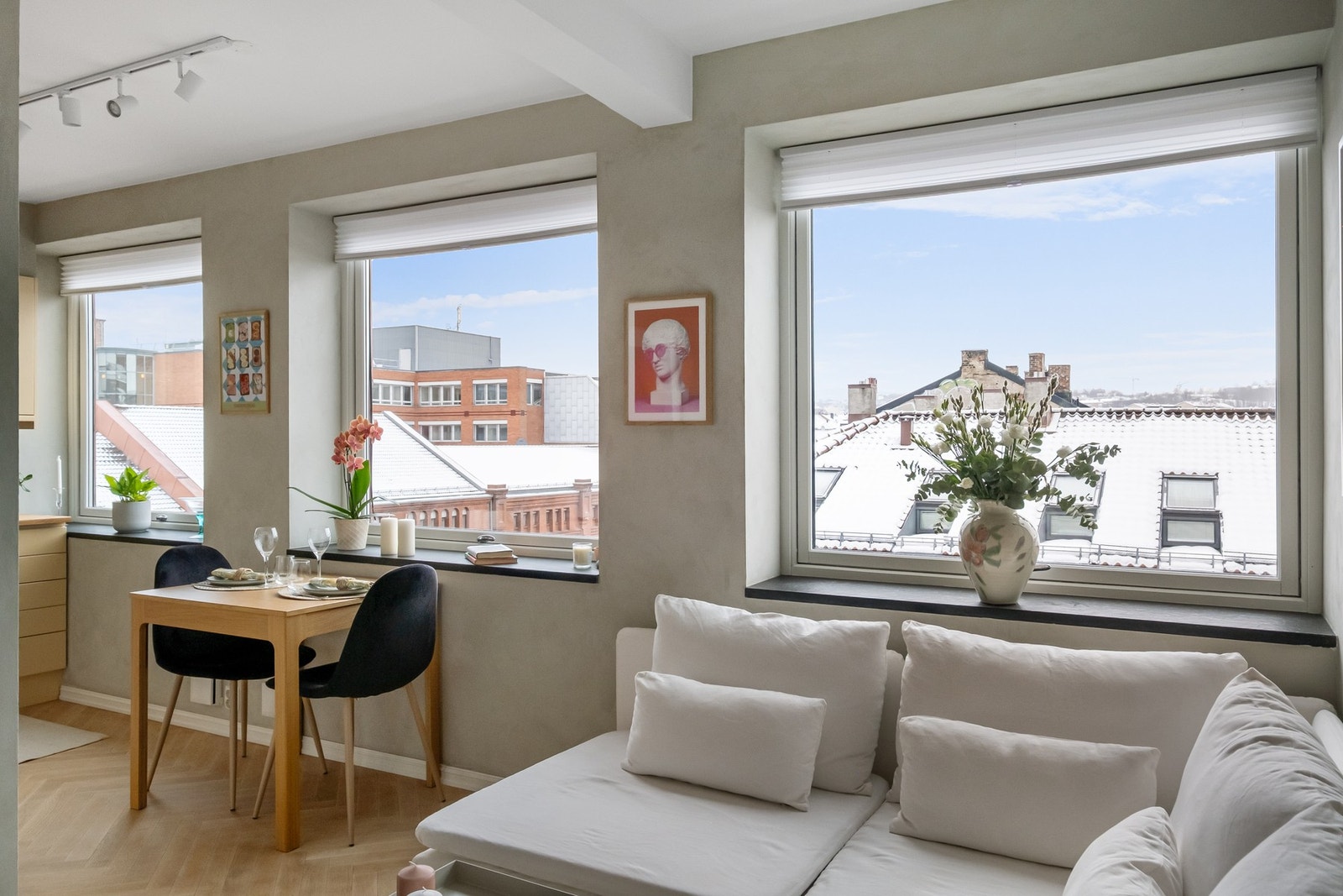 Store vindusflater gir en luftig og åpen atmosfære. Galleribilde