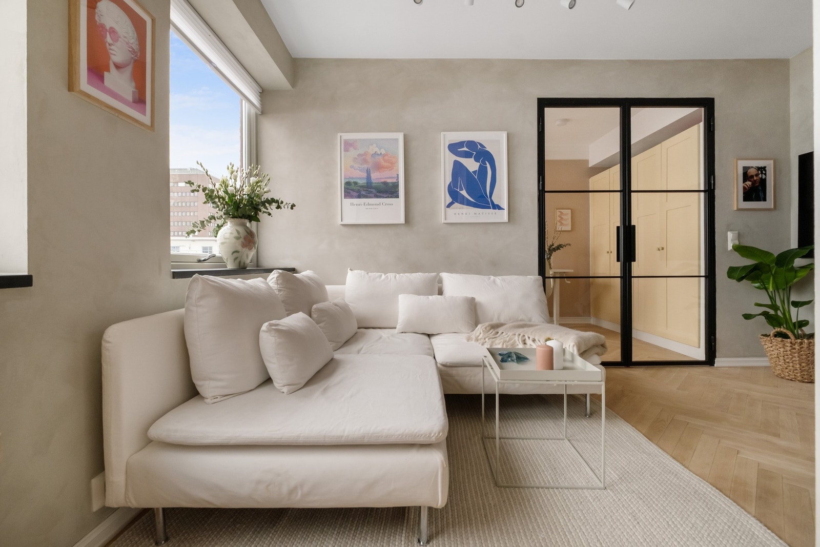 Leiligheten er lys og luftig, med store vindusflater. Det er gulvvarme i stue, kjøkken og soverom. Galleribilde