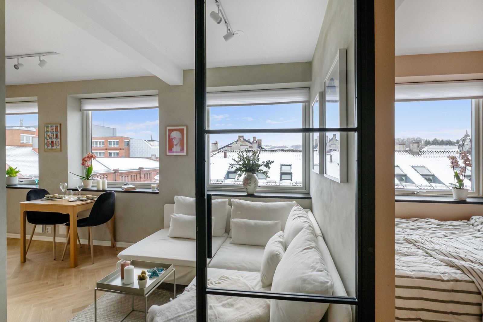 Det er gjennomtenkte og helhetlige løsninger og farger i boligen. Galleribilde