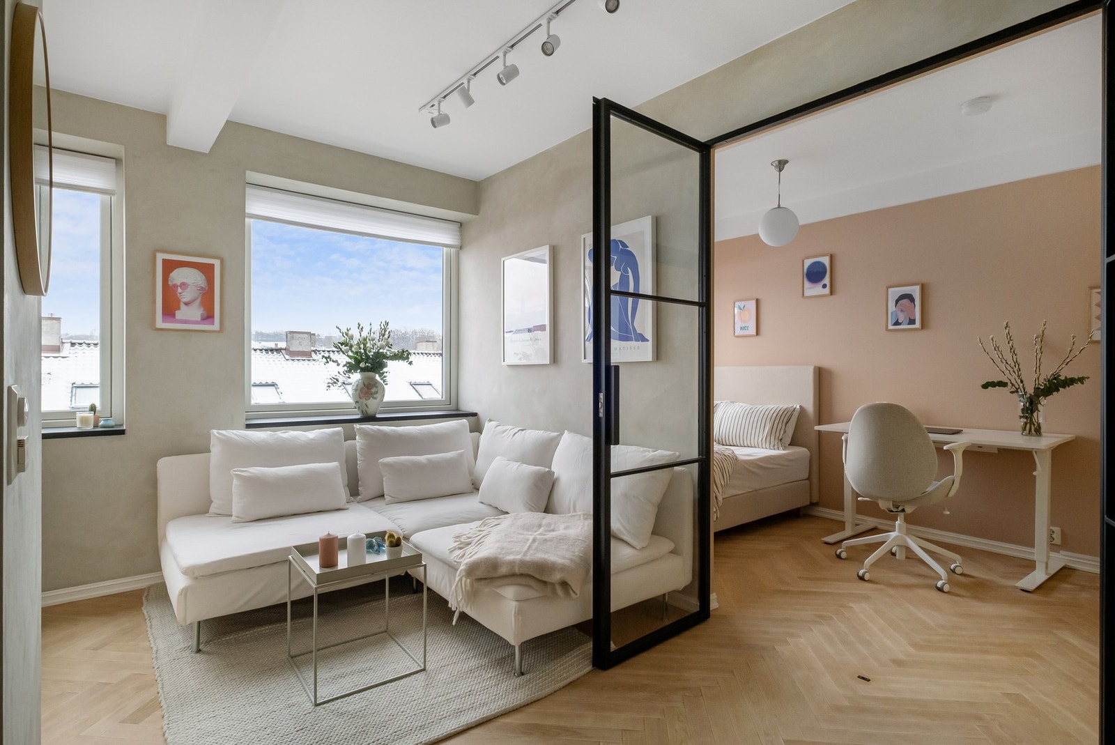 Den store åpningen mellom stuen og soverommet bidrar til den gode romfølelsen. Galleribilde