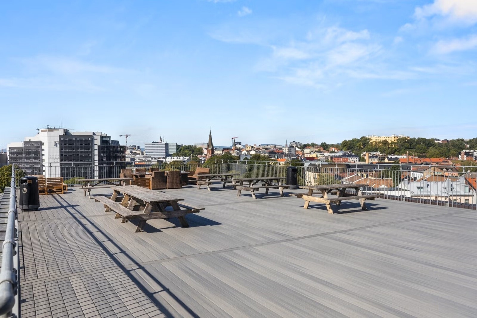 Takterrassen legger til rette for et godt "uteliv" i den varme årstiden. Galleribilde