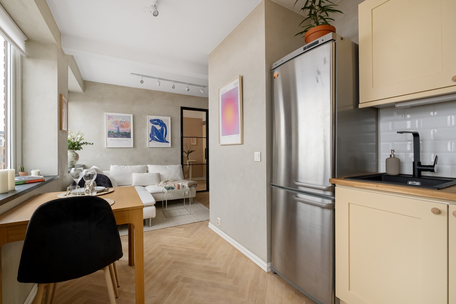 Kjøkkenet har integrerte hvitevarer. Kjøl/frys følger også med boligen. Galleribilde