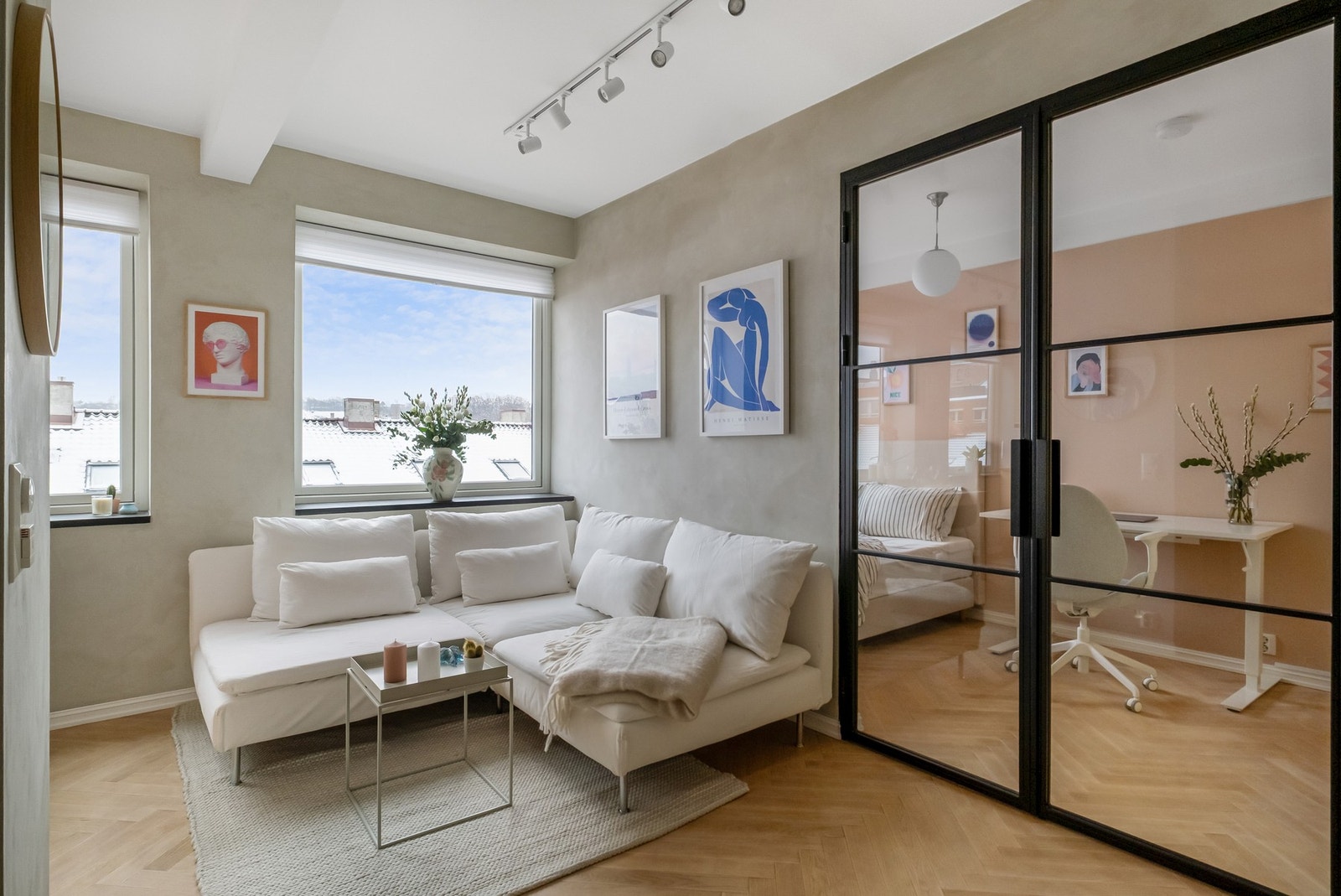 Glassfeltene i smijernsdørene er en lekker detalj som forsterker nydelige lyslinjer. Galleribilde