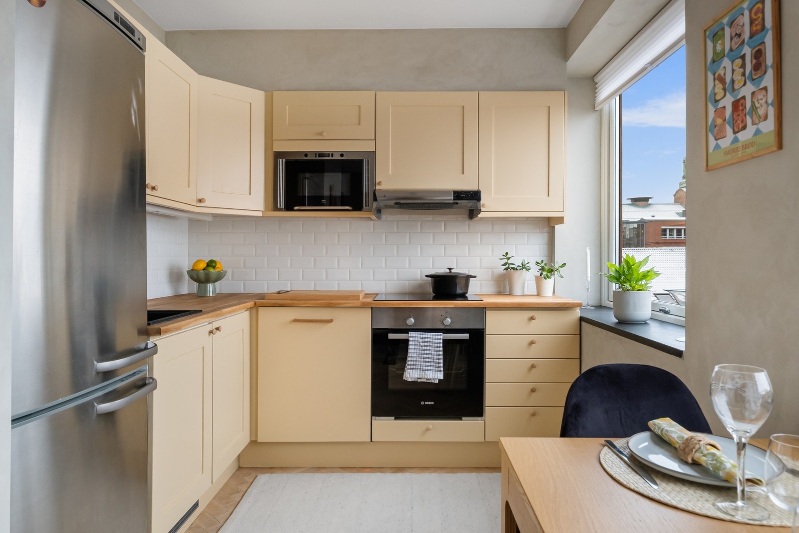 Kjøkkenet har god arbeidsplass og rikelig med oppbevaring. Galleribilde