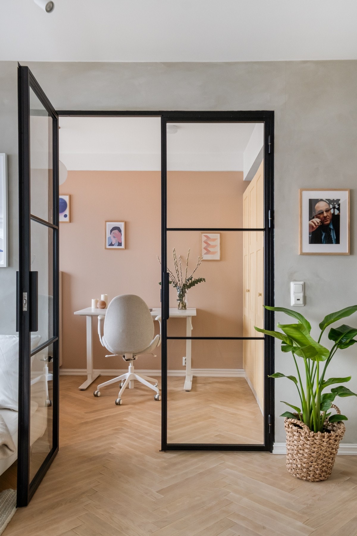 Endringene i døråpningene mellom stuen og soverommet legger til rette for bedre løsninger i begge rommene. Galleribilde