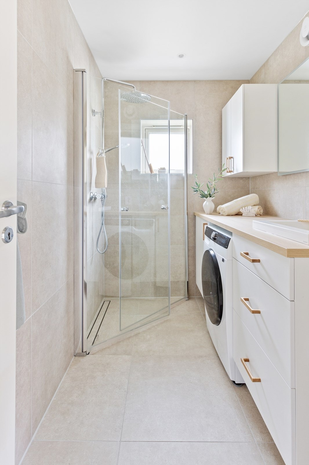 Keramiske fliser på gulv og vegger. Malte flater i himling. Innfelte spotter. Badet ble rehabilitert i 2025. Galleribilde