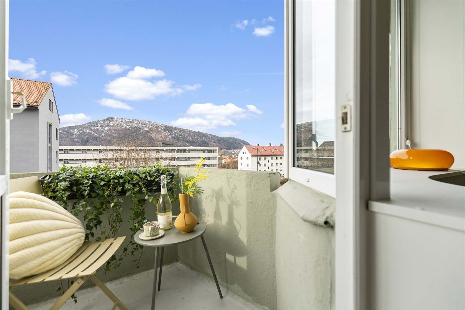 Vestvendt liten luftebalkong Galleribilde