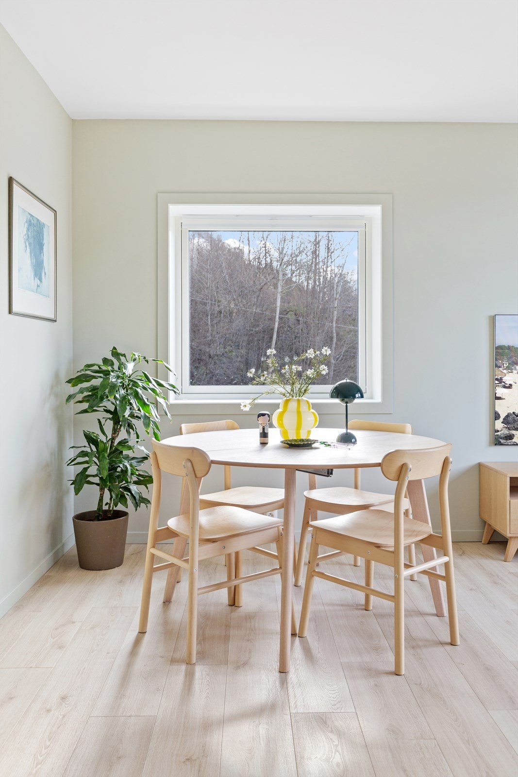 Stuen har god plass til både sittegruppe og sofakrok Galleribilde