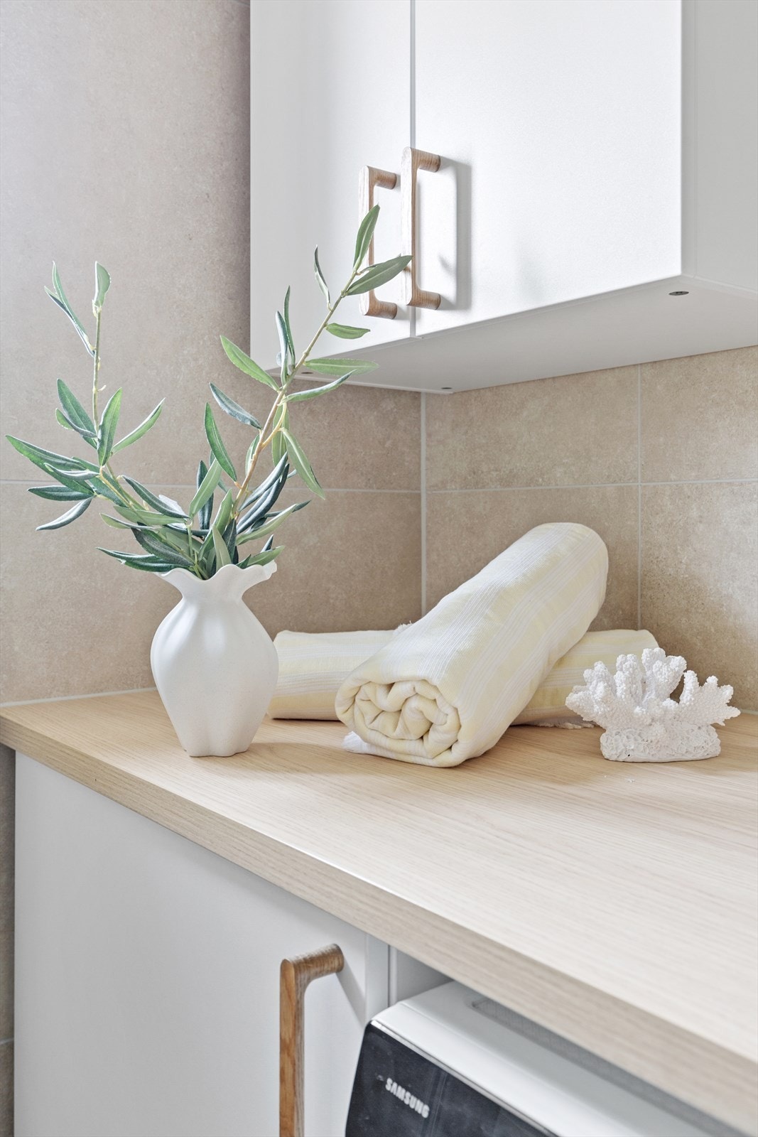 El. varmekabler, plastsluk (rennesluk) og elektrisk vifte på vegg. Galleribilde