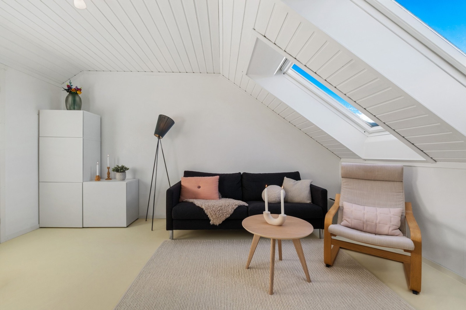 Takvinduer gir godt med lys i tillegg til ekstra ståhøyde. Det er montert utvendig solskjerming som hjelper med innetemperaturen på sommeren. Galleribilde