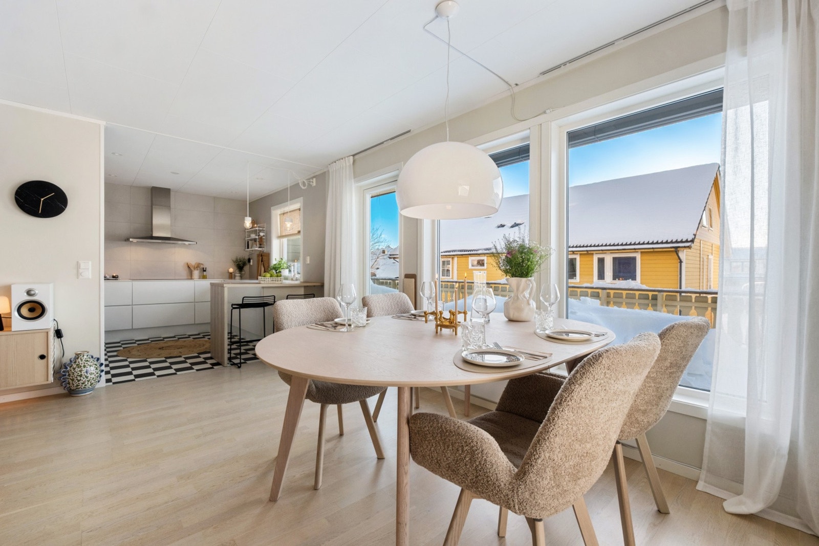 Det er god plass til spisebord i tilknytning til kjøkkenet. Galleribilde