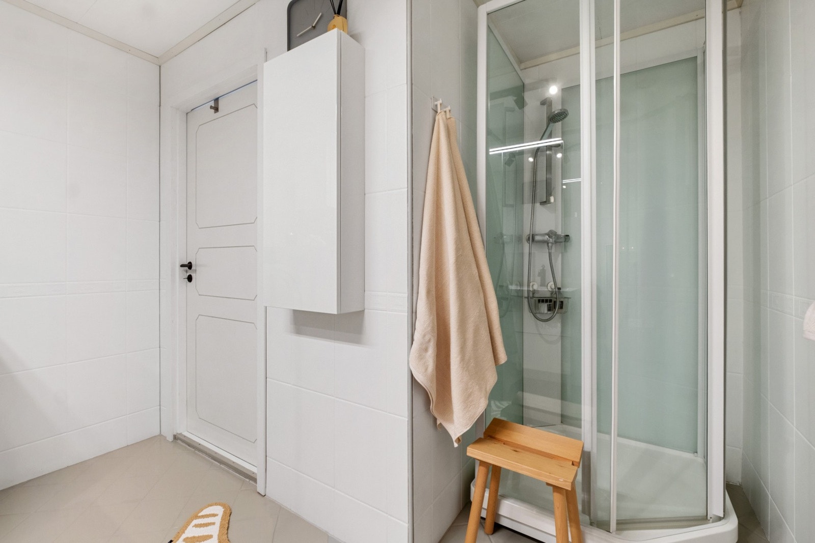 Badet er oppgradert i senere tid med nytt kabinett og innredning (2014). Flisene er malt. Galleribilde