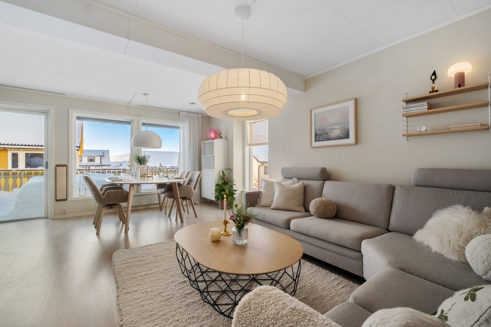 Sidevindu gir ekstra naturlig lys til stuen. Galleribilde