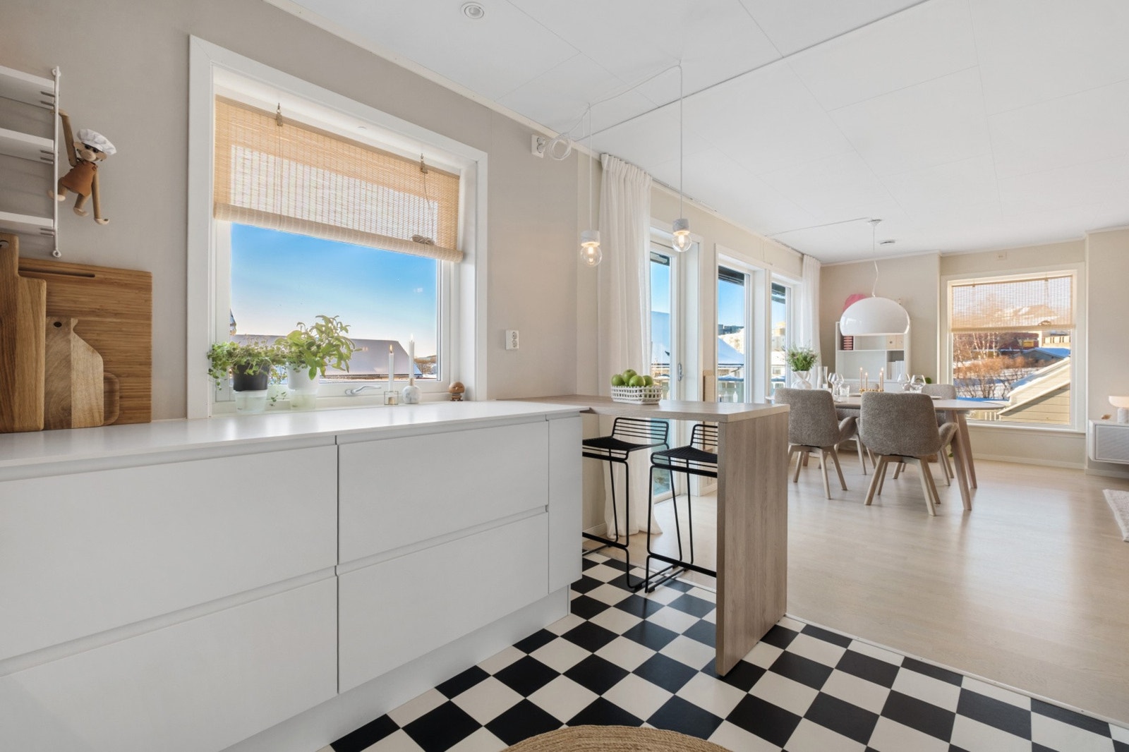 Store vindusflater gir godt med lys til stue og kjøkken. Galleribilde