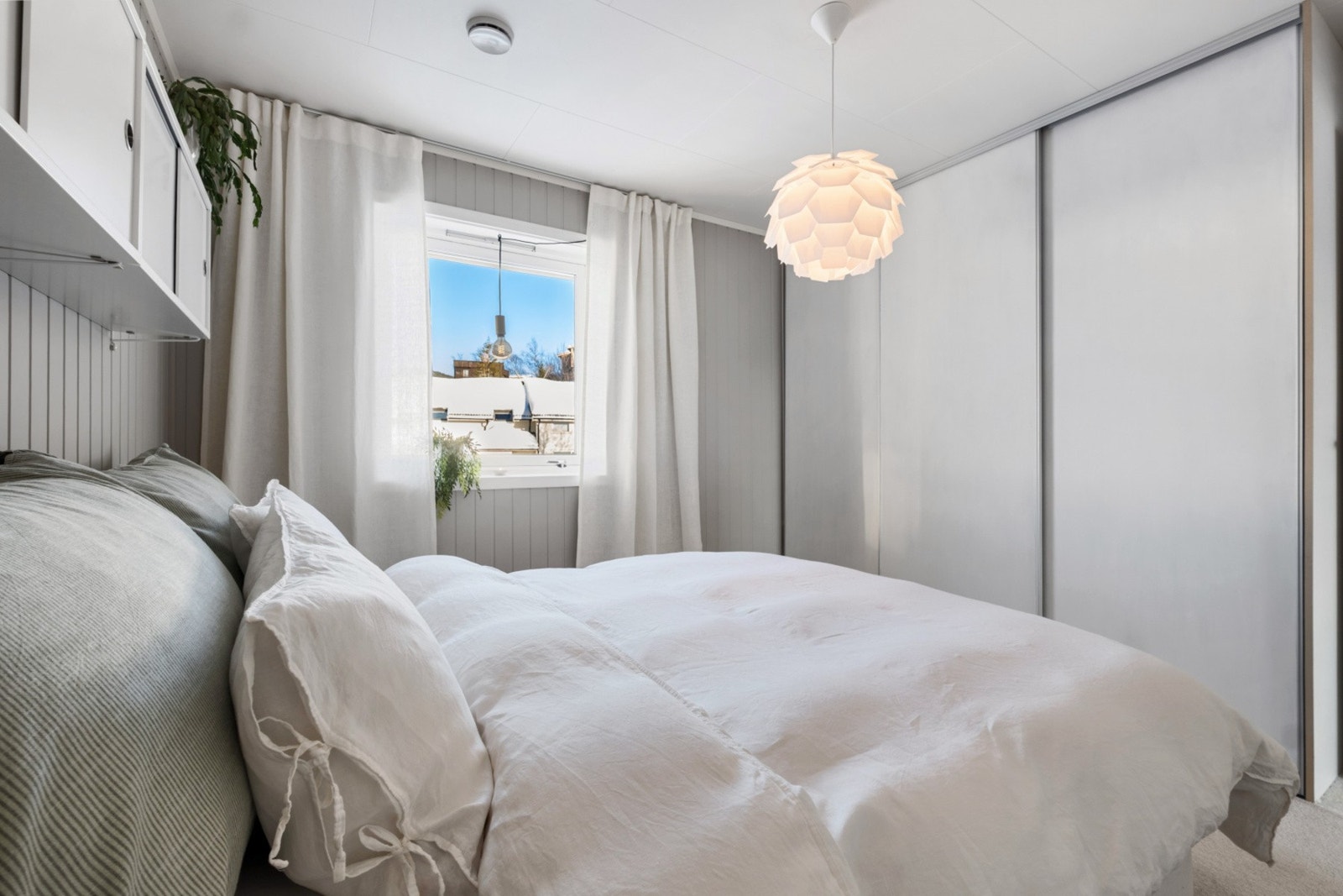 Romslig klesoppbevaring i skyvedørsgarderobe. Galleribilde