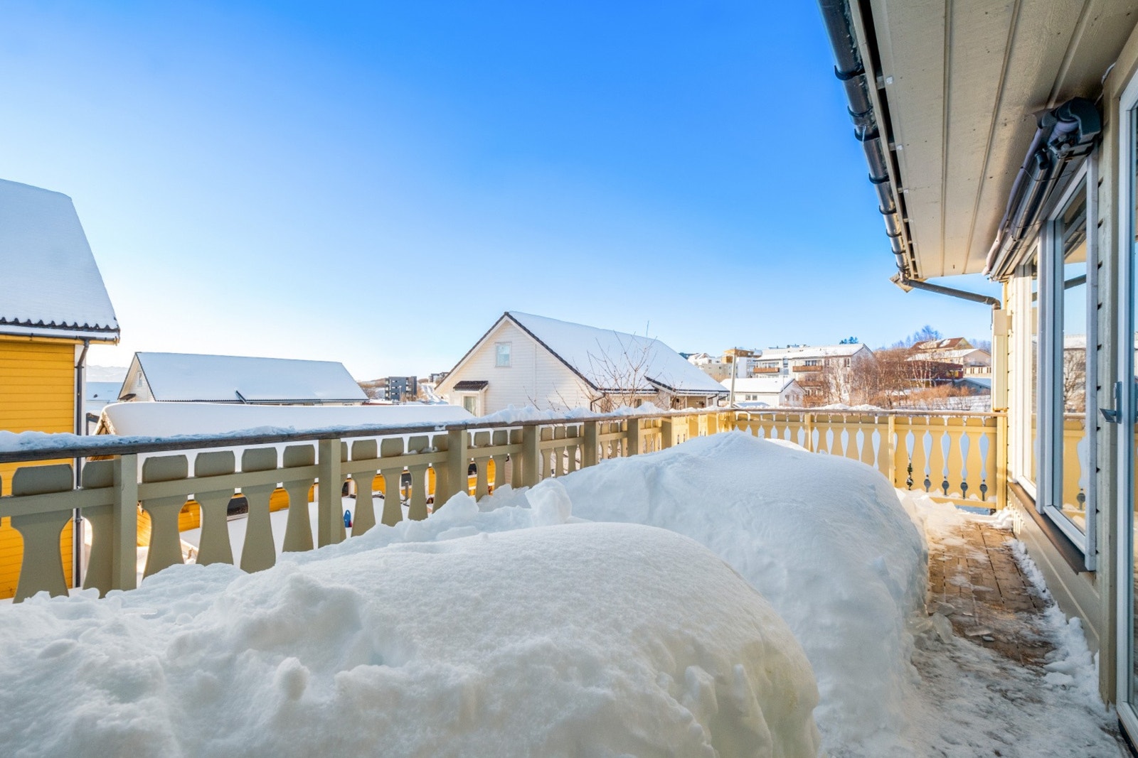 Den har svært gode solforhold fra morgen til ca kl 21:30 på kvelden. Galleribilde