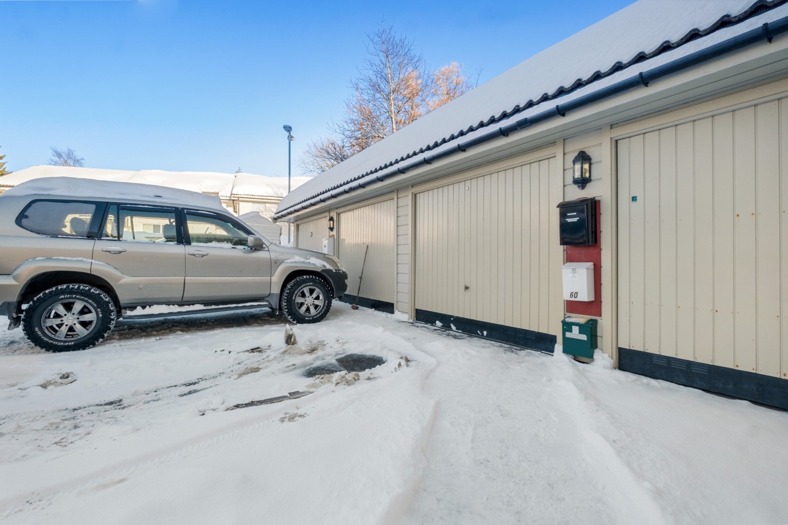 Egen garasjedel med god oppbevaringsplass. Vippeport med elektrisk portåpner. Galleribilde
