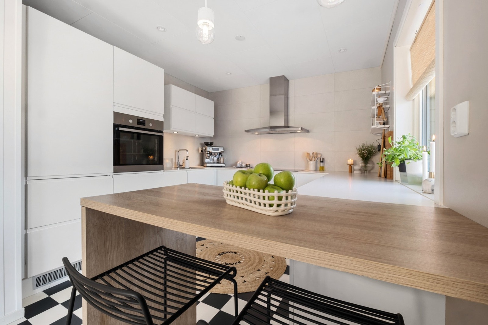 Romslig kjøkken med praktisk barløsning. Galleribilde