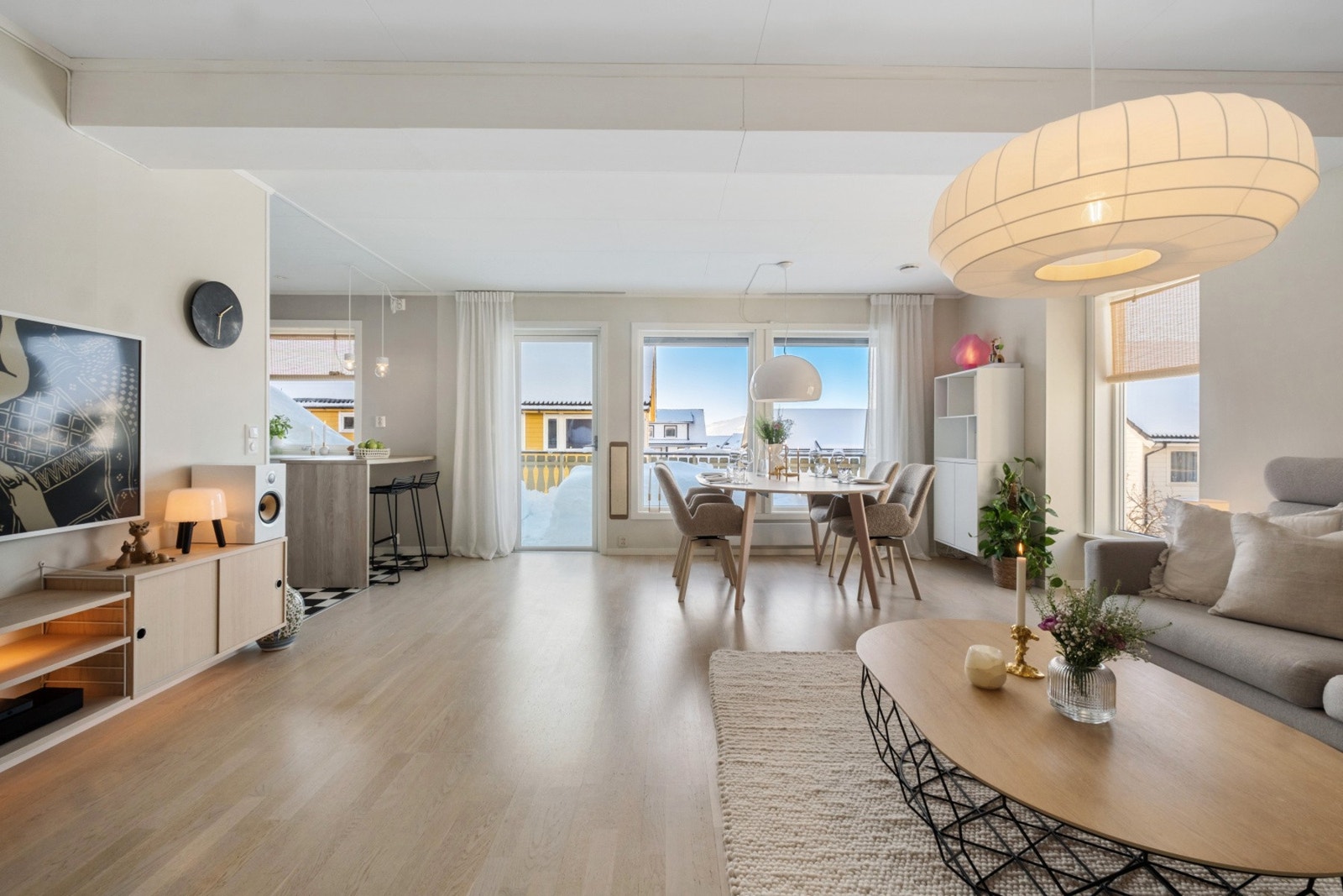 Stor stue med utgang til solrik terrasse. Galleribilde