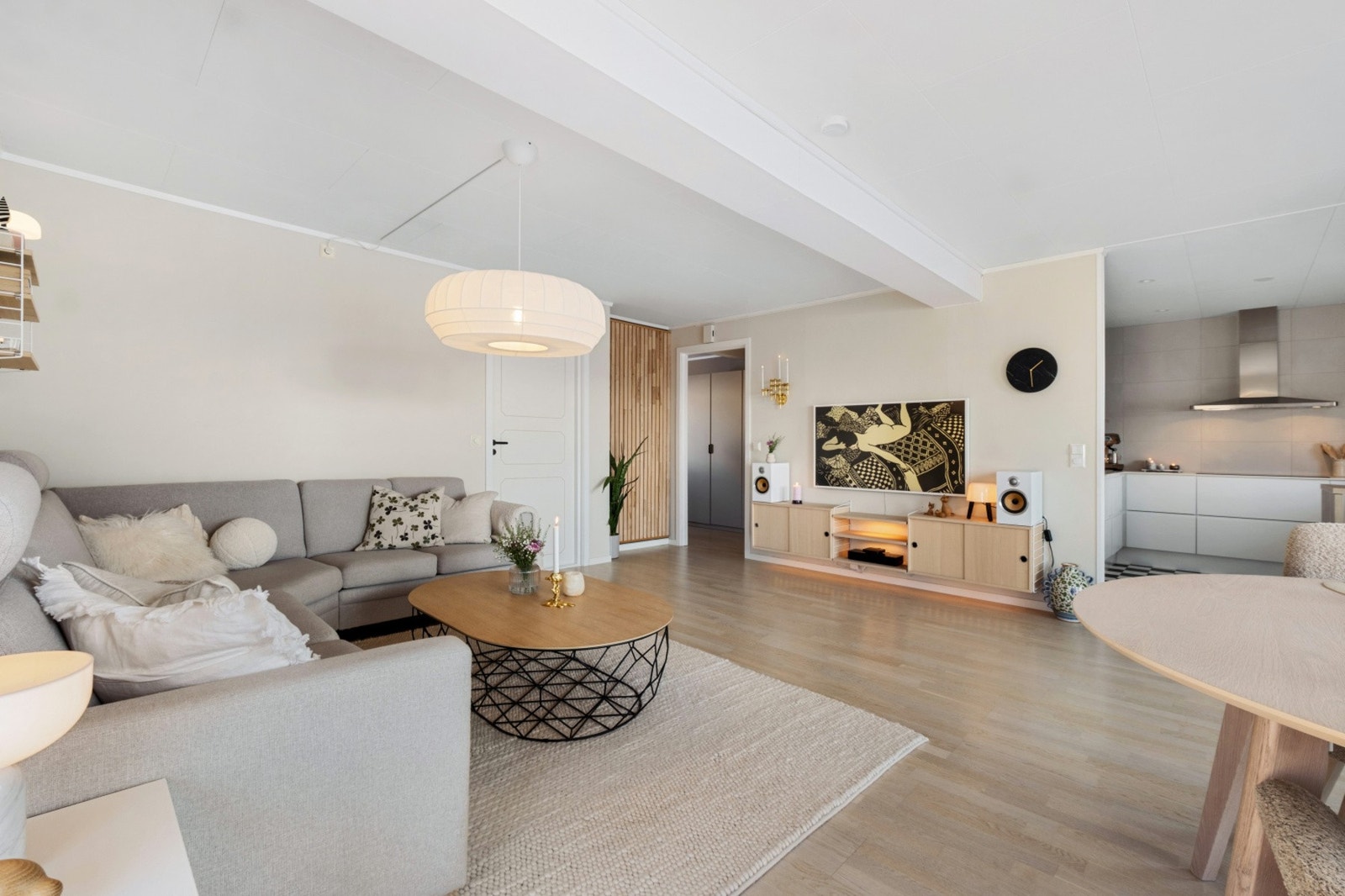 Hele leiligheten fremstår som koselig og innbydende, med en gjennomtenkt stil. Galleribilde