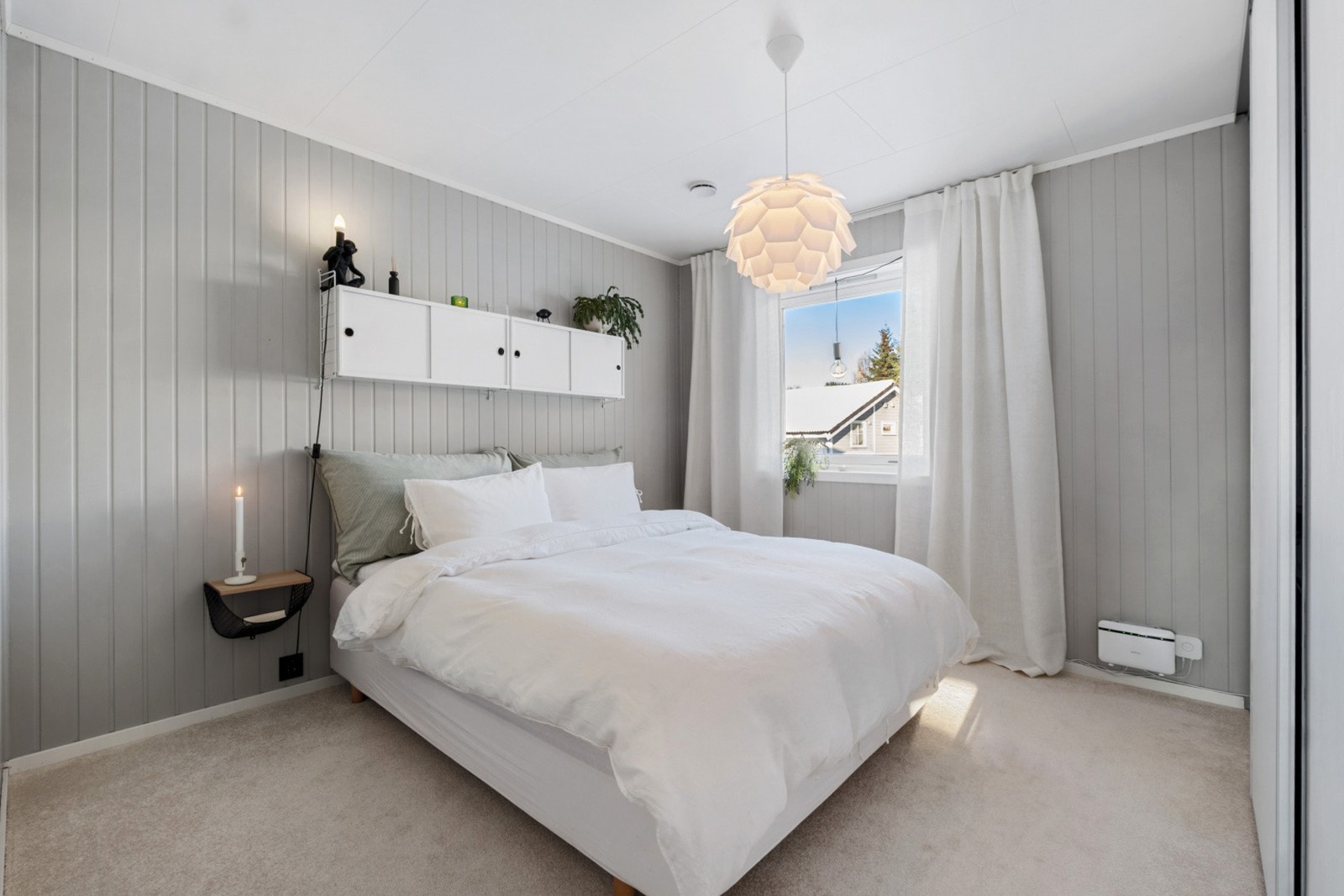 Leiligheten har hele 4 soverom, evnt 3 soverom og loftstue. Dette rommet ligger i 2.etasje. Galleribilde