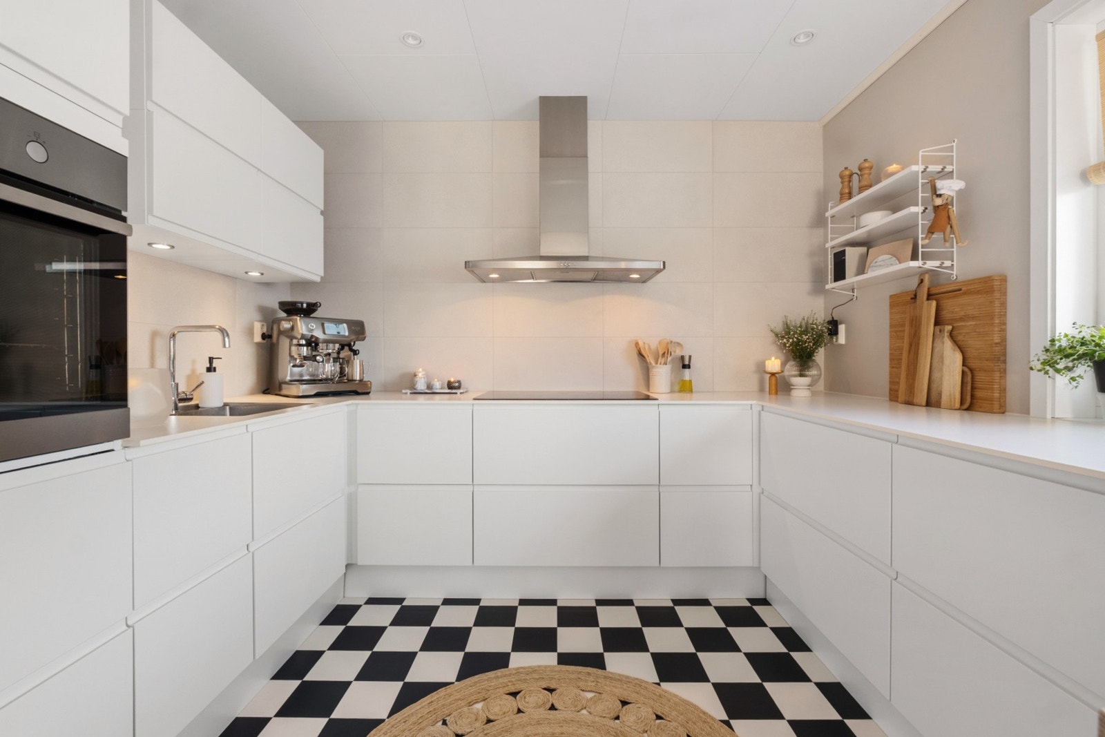 Kjøkkenet ble satt inn i 2016. Benkeplate ble skiftet i 2022. Galleribilde