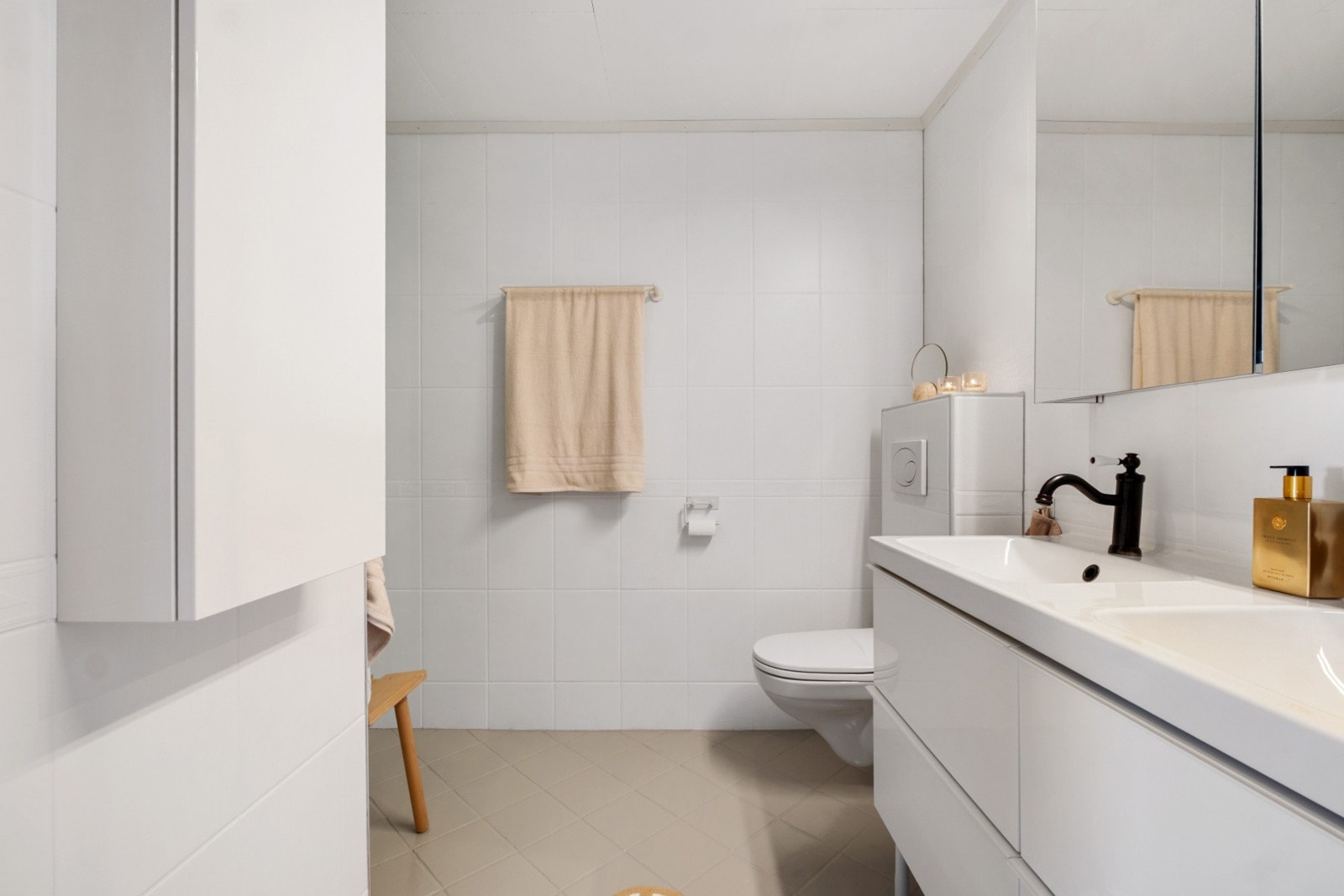 Pent flislagt bad med varme i gulv. Galleribilde