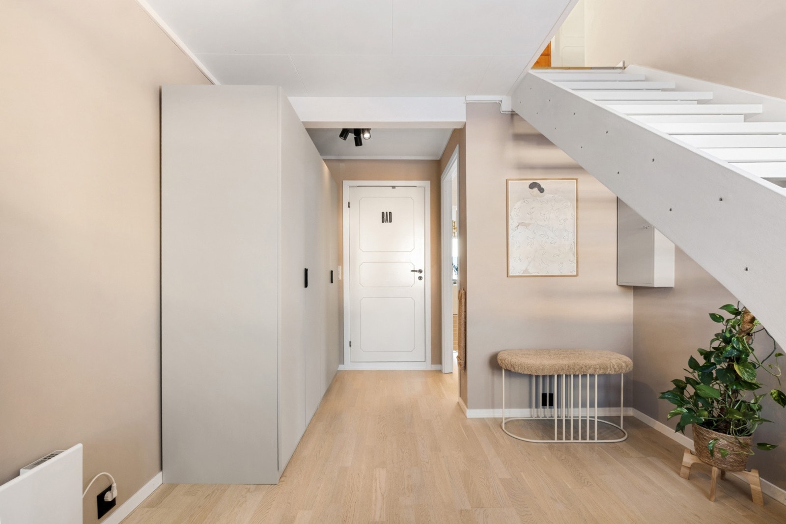 Velkommen inn! Leiligheten har en romslig gang med god plass til skap (det følger med). Galleribilde