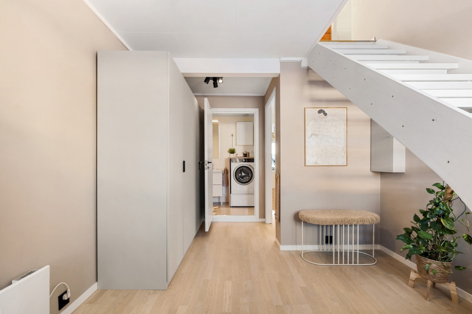 Trapperom som leder til loftet med 2 soverom og loftstue/soverom. Galleribilde