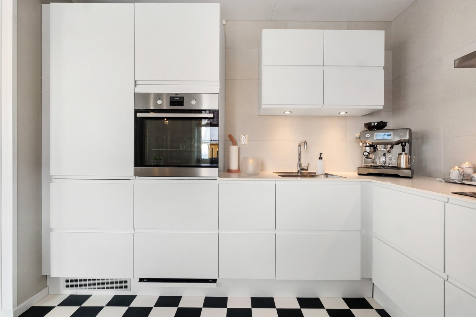 Integrert steketopp, stekeovn, oppvaskmaskin og kjøl/fryseskap følger med. Galleribilde