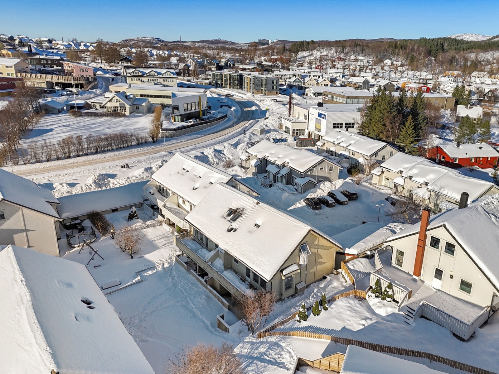 Leiligheten ligger i et rolig område med kort vei til skoler, barnehage, butikk, kollektivtransport mm. Galleribilde