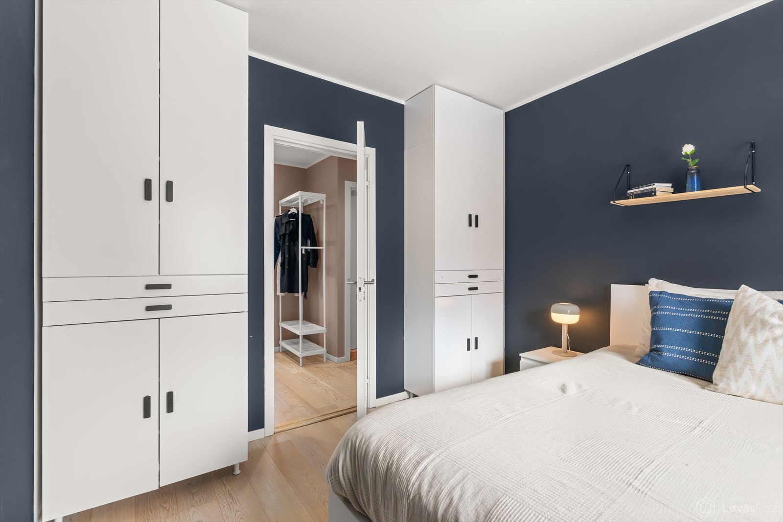 Rommet har praktisk plassert, innebygd garderobe. Her er det rikelig med oppbevaringsplass. Galleribilde