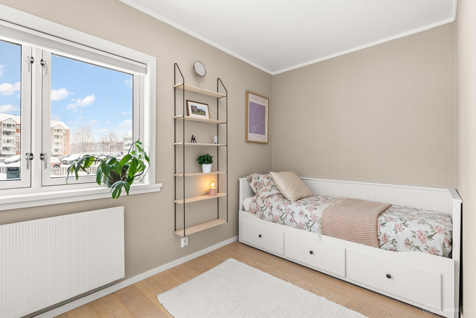 Soverom II | Innbydende rom med plass til seng, nattbord og skrivepult. Galleribilde