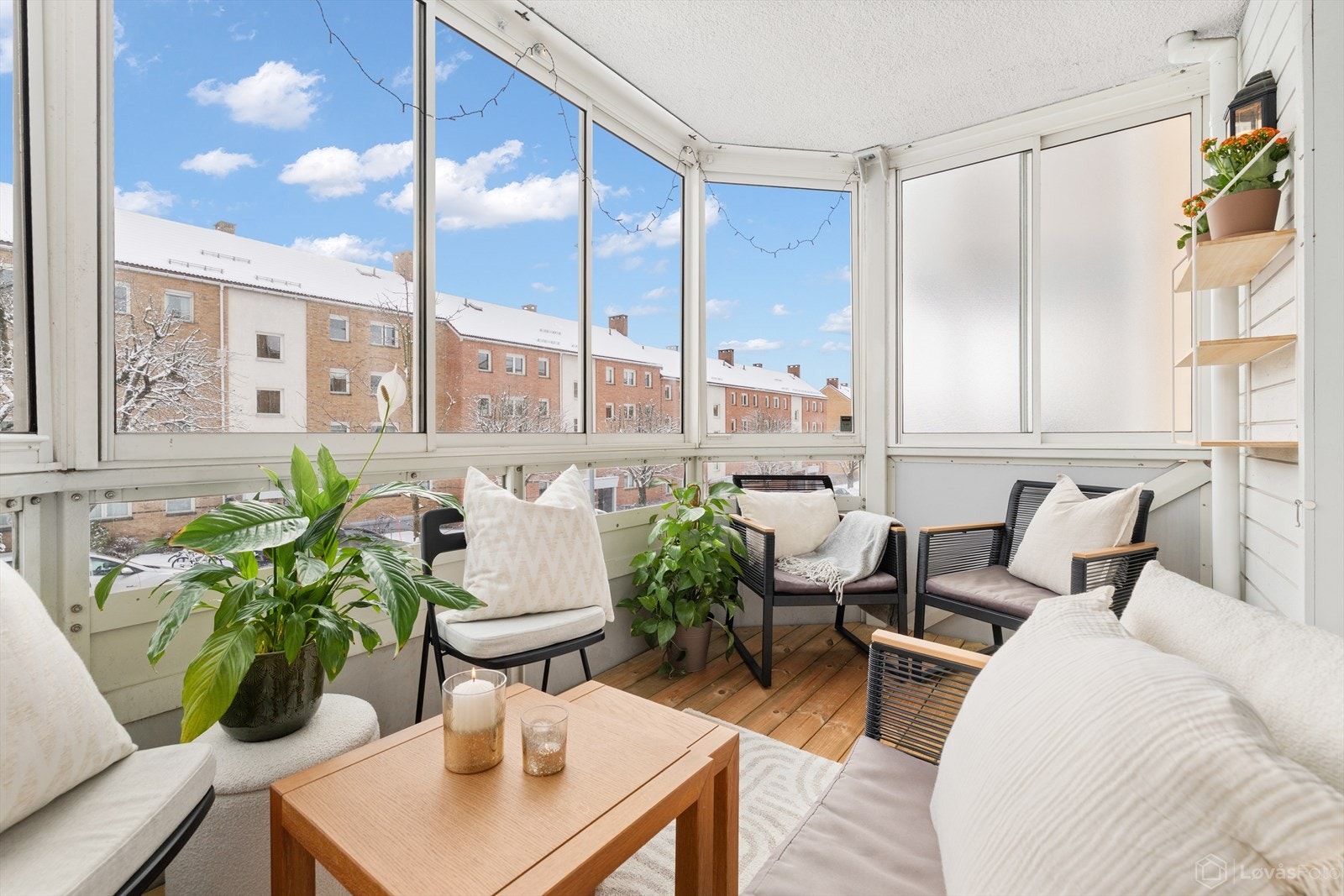 Fra stue er det utgang til solrik, innglasset balkong på ca. 8 kvm. Balkongen har god plass til sittegruppe. Galleribilde