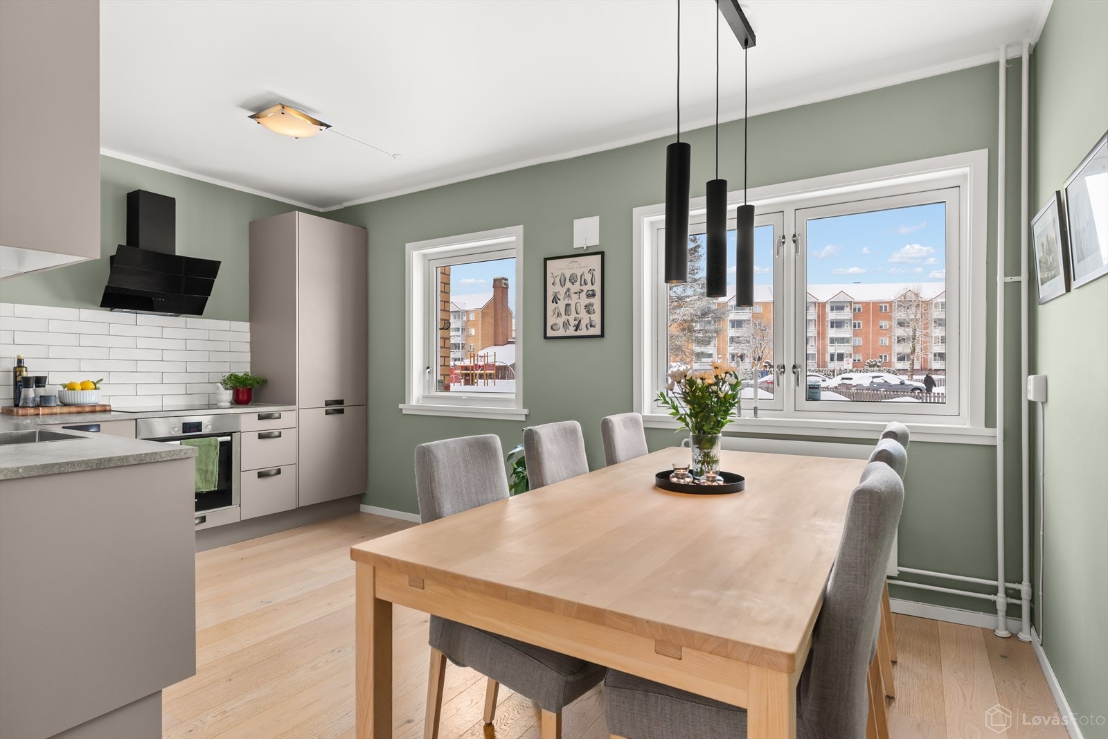 Her er det rikelig med plass til spisegruppe for flere personer. Galleribilde