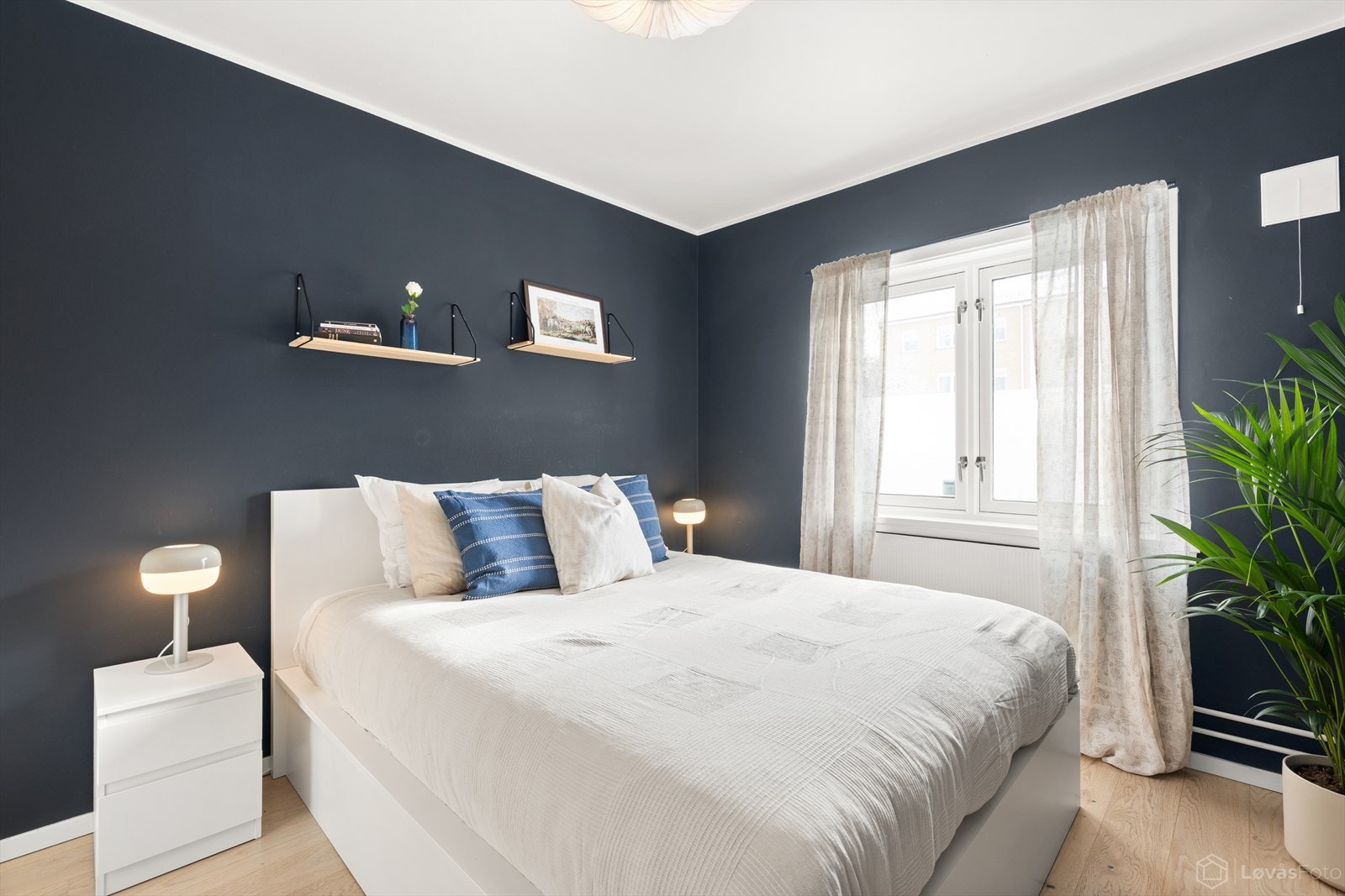 Hovedsoverommet | Romslig soverom med god plass til dobbeltseng og tilhørende nattbord. Galleribilde