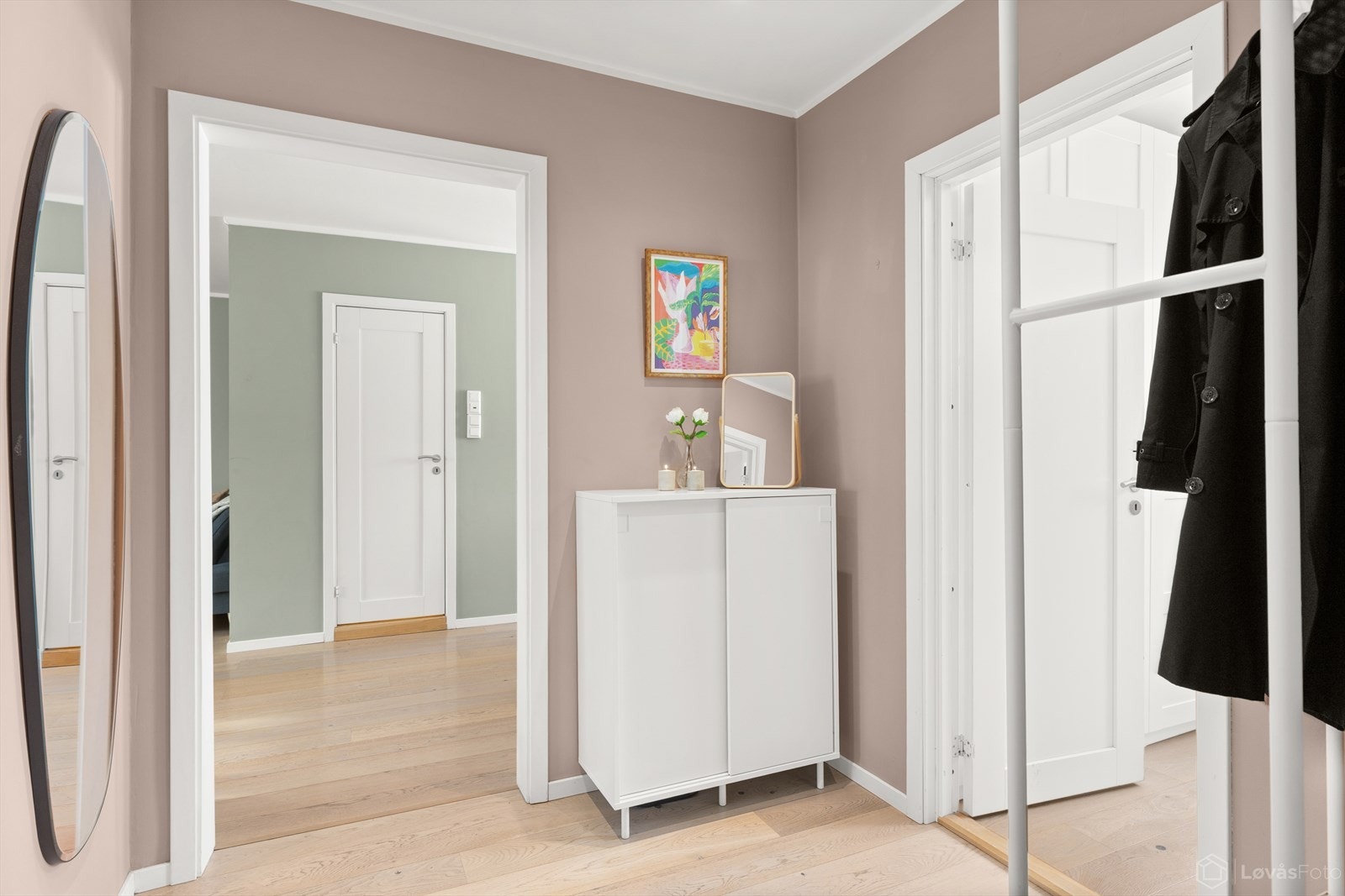 Romslig og lun entrè med god plass til oppbevaring av sko og yttertøy. Galleribilde