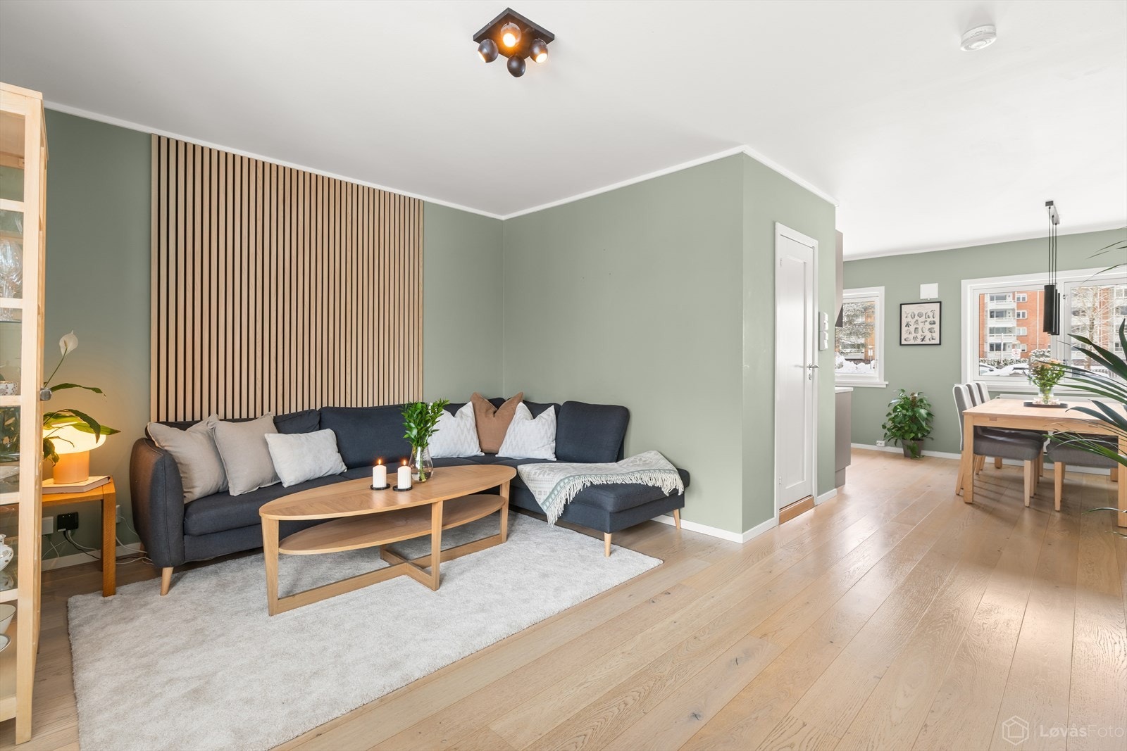 Leiligheten har store vindusflater som slipper inn rikelig med naturlig lys. Galleribilde