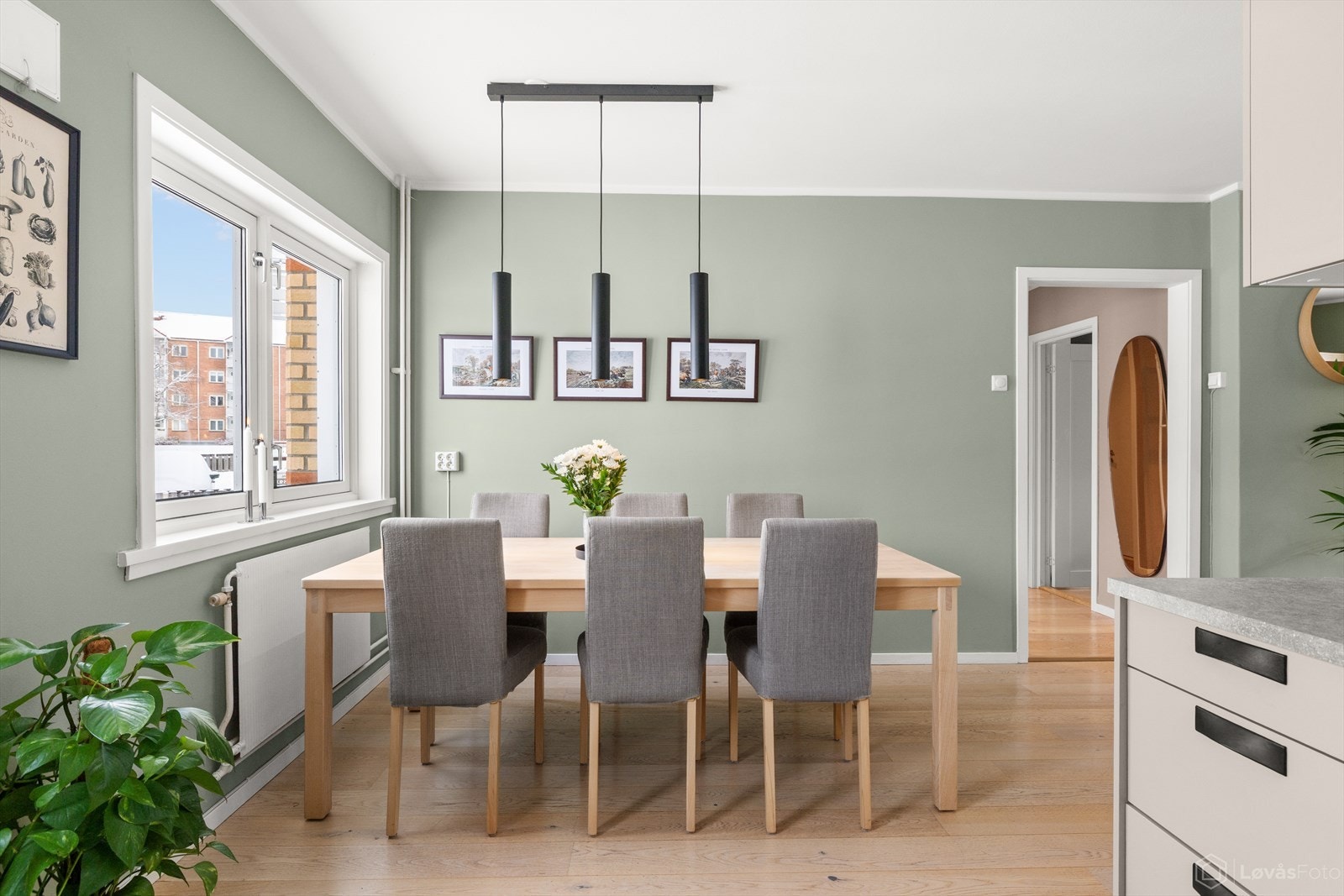 Leiligheten har en god planløsning med åpent og sosialt område mellom kjøkken og spiseplass. Galleribilde